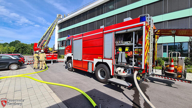 Bamberg: Rauchwolke über Stadt - Brand auf Dachstuhl wird gelöscht