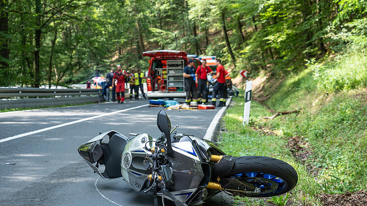 Motorradfahrer stürzt und wird von entgegenkommenden Auto erfasst: 27-Jähriger verstirbt noch an Unfallstelle