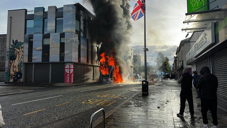 Demonstration nach Messerangriff in Belfast