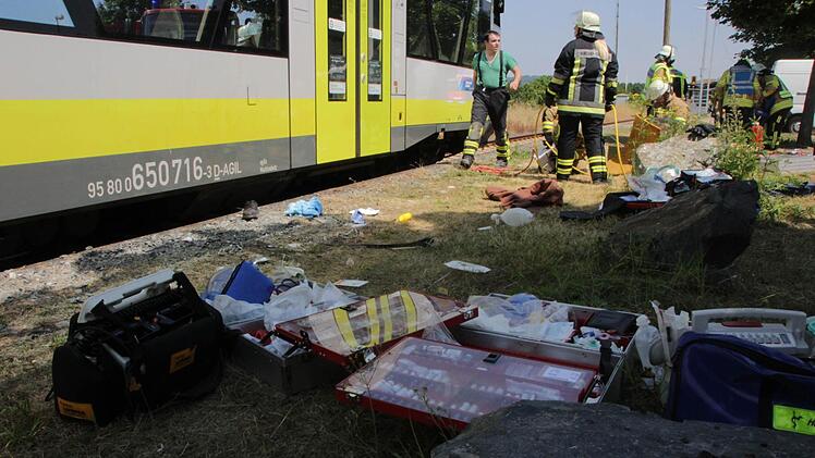 Die Bemühungen der Helfer waren vergeblich. Jetzt wird aufgeräumt. Foto: Josef Hofbauer