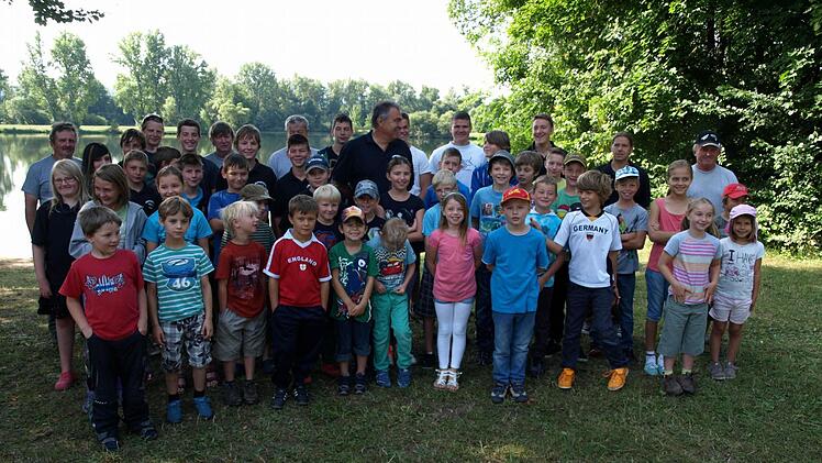 21 Buben und Mädchen vom städtischen Ferienprogramm trafen auf 20 Vereins-Kinder der 1. Zeiler Sportanglergruppe. In Hintergrund die verantwortlichen Vereinsmitglieder. Rechts 2. Vorsitzender und Kreisjugendleiter Günther Hess, links daneben Vereinsjugendwart Reinhold Seyfried.