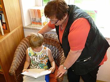 Die Leiterin Marliese Löser steht Yannik Dehé mit Rat und Tat zur Seite. Fotos: Sina Mattheus