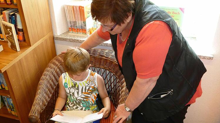 Die Leiterin Marliese Löser steht Yannik Dehé mit Rat und Tat zur Seite. Fotos: Sina Mattheus