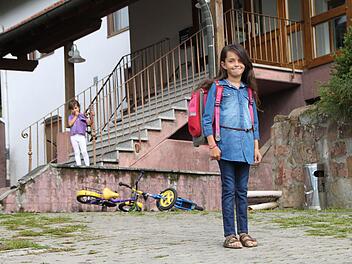 Die zehnjährige Hana freut sich auf den Schulbeginn. Das Mädchen stammt aus dem Kosovo. Ihre Familie war eine der ersten, die nach Volkers kamen. Hana kennt sich in der Grundschule Bad Brückenau schon aus. Die Sprache ist für sie aber noch schwierig.  Foto: Ulrike Müller