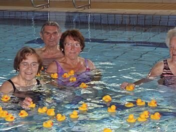 Der Förderverein hat sich viele Aktionen ausgedacht, um für den Erhalt des Wildfleckener Hallenbades zu werben. Die gelben Entchen - hier beim "Training" mit der Wassergymnastikgruppe der Senioren - gehörte dazu. Foto: Ulrike Müller/Archiv