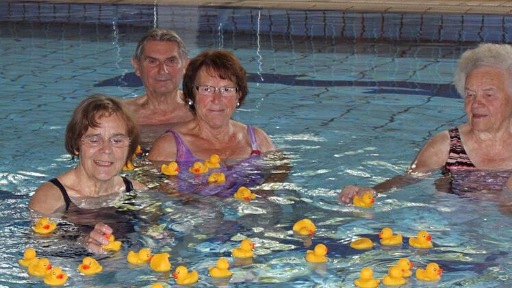 Der Förderverein hat sich viele Aktionen ausgedacht, um für den Erhalt des Wildfleckener Hallenbades zu werben. Die gelben Entchen - hier beim "Training" mit der Wassergymnastikgruppe der Senioren - gehörte dazu. Foto: Ulrike Müller/Archiv