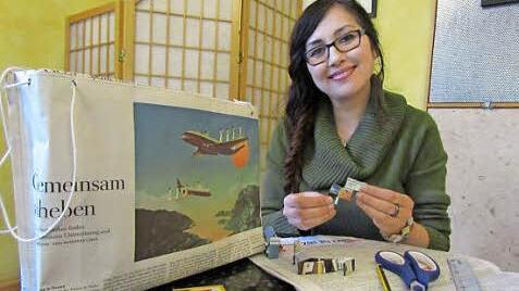 Eine praktische Tragetasche oder ein witziges Armband aus altem Zeitungspapier, dieses und weiteres Upcycling zeigt Helgard Khin van Sein beim Workshop "Schaffe Neues aus Altem!".  Foto: Hegner/VHS