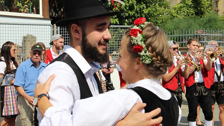 Und die Musi spielt dazu: Das Limmersdorfer Platzpaar Platzpaar André Tauer und Sarah Herrmannsdörfer beim Tanz.