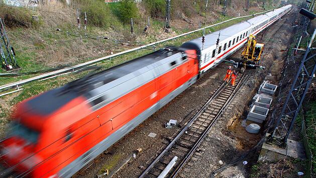 Wegen eines Bombenfunds am Bahnhof R&ouml;thenbach ist der Zugverkehr im Raum N&uuml;rnberg am Freitag nur eingeschr&auml;nkt m&ouml;glich. Foto: Jens B&uuml;ttner dpa
