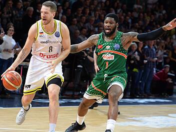 Nate Linhart (links) verlässt Medi Bayreuth Richtung Belgien, Adonis Thomas (rechts) kommt vom türkischen Erstligisten BK Banvit Bandirma - hier eine Szene aus dem direkten Champions-League-Duell - nach Oberfranken.  Foto: Peter Mularczyk