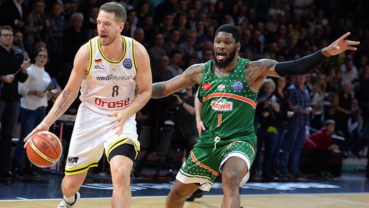 Nate Linhart (links) verlässt Medi Bayreuth Richtung Belgien, Adonis Thomas (rechts) kommt vom türkischen Erstligisten BK Banvit Bandirma - hier eine Szene aus dem direkten Champions-League-Duell - nach Oberfranken.  Foto: Peter Mularczyk