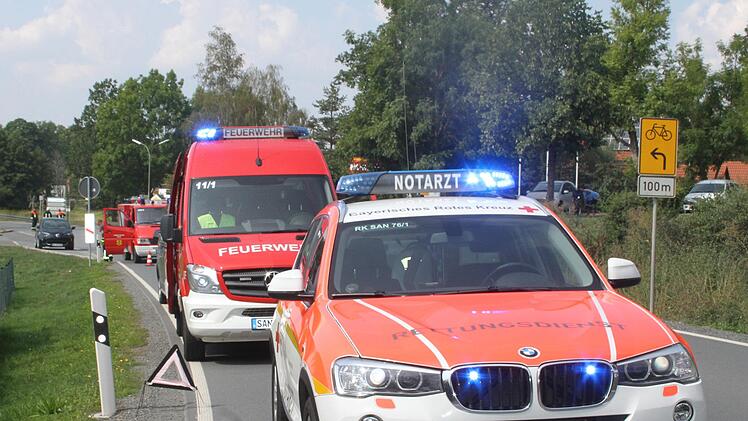 Am Unfallort waren mehrere Feuerwehren und Notarztwagen
