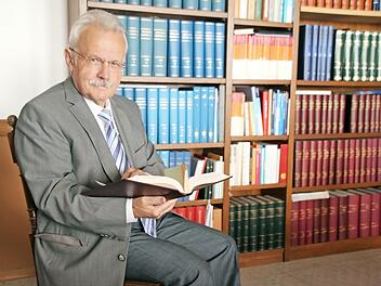 Dr. Diethard Alzheimer liest noch heute gerne Fachzeitschriften über Augenheilkunde, die er binden ließ. Einige Artikel darin hat er selbst verfasst. Heute feiert er seinen 80. Geburtstag.
