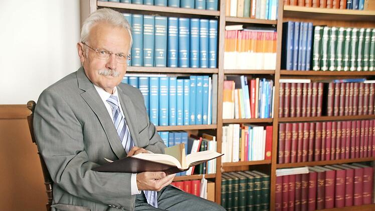Dr. Diethard Alzheimer liest noch heute gerne Fachzeitschriften über Augenheilkunde, die er binden ließ. Einige Artikel darin hat er selbst verfasst. Heute feiert er seinen 80. Geburtstag.