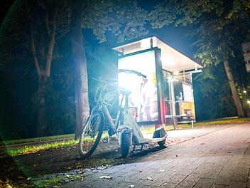 22-J&auml;hriger erfasst junge Mutter (32) und ihre zwei Kinder mit Auto an Haltestelle