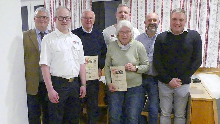 Ehrungen beim TSV (von rechts): Vorsitzender Matthias Falk, zweiter Vorsitzender Markus Stabenow, Helene Kolb, Michael Opel, Karl-Heinz Will, Jochen Lauterbach und Bürgermeister Herwig Neumann.