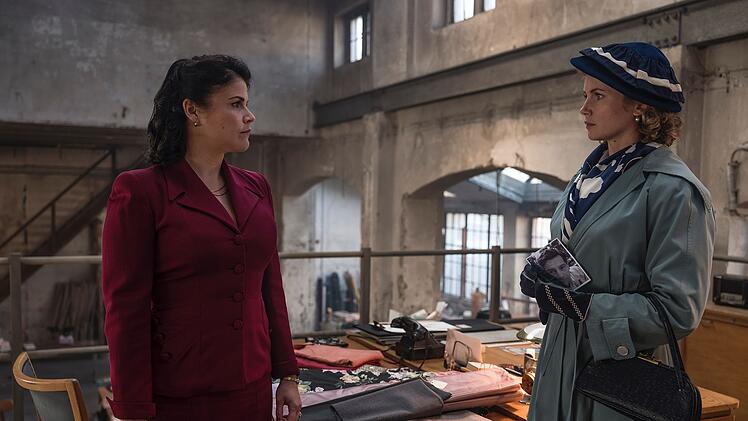 Aenne (Katharina Wackernagel, links) wirft ihre Konkurrentin Evelyn Holler (Cornelia Gr&ouml;schel) hinaus und &uuml;bernimmt selbst den Modeverlag.