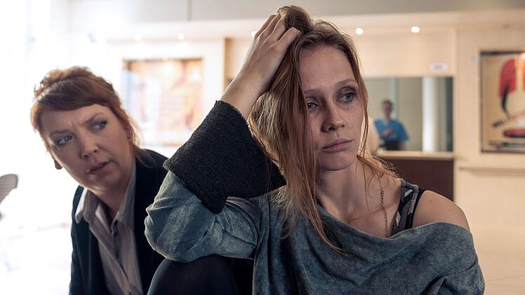 Melly (Lina Beckmann, links) versucht Mascha Kovicz (Meira Durand) emotional zu unterst&uuml;tzen.