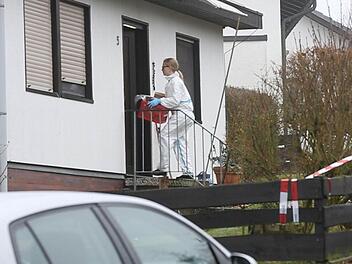 Tatort Eichenweg im Coburger Stadtteil Beiersdorf. Spurensucher der Polizei betreten das Haus, in dem am Donnerstagmorgen die Leiche eines 66-Jährigen gefunden wurde. Foto: news5