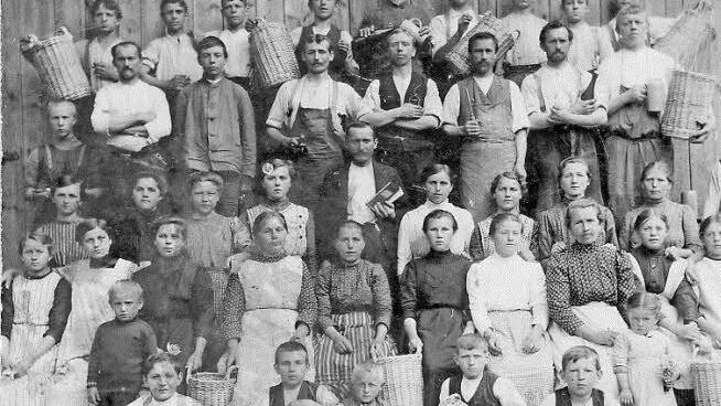 Die Haiger Korbflechter. Rechts unten Baptist Detsch, der spätere Wirt des Gasthauses Detsch.