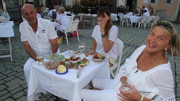 Ein kleiner Familientisch: Josef, Jana und Birgit Heiß. Foto: Sonja Adam