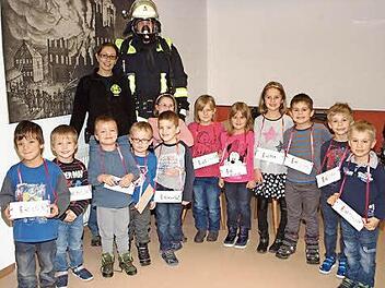 Jugendwart Kevin Kühn und Melanie Kraus informierten die zwölf Gründungsmitglieder der Kinderfeuerwehr über die Aufgaben in einer Löschgruppe. Foto: Alfred Thieret