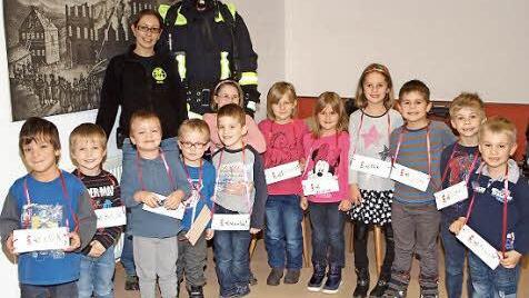 Jugendwart Kevin Kühn und Melanie Kraus informierten die zwölf Gründungsmitglieder der Kinderfeuerwehr über die Aufgaben in einer Löschgruppe. Foto: Alfred Thieret