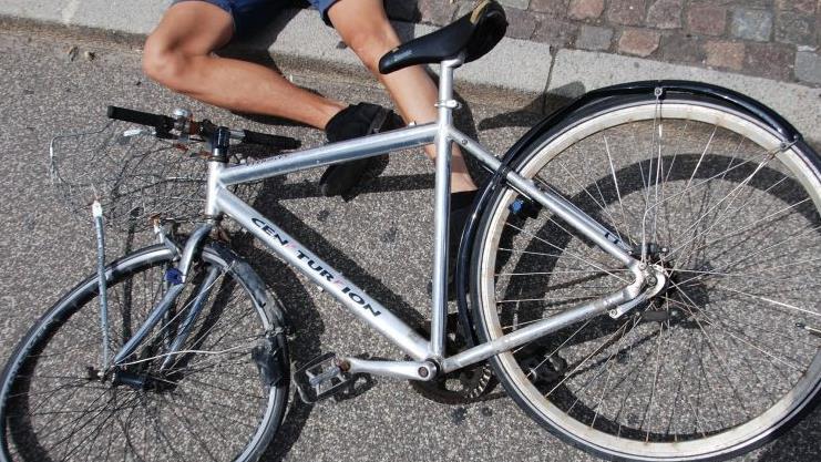 Der Mann st&uuml;rzte ohne Helm von seinem Fahrrad und verletzte sich schwer am Kopf. Symbolfoto: AndersAndersen/pixabay.com