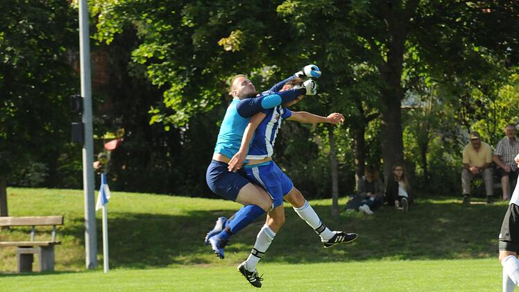 Crash in der Luft: Oberthulbas Keeper Julian Reusch räumt kompromisslos Dominik Graser vom SV Aura ab. Foto: ssp