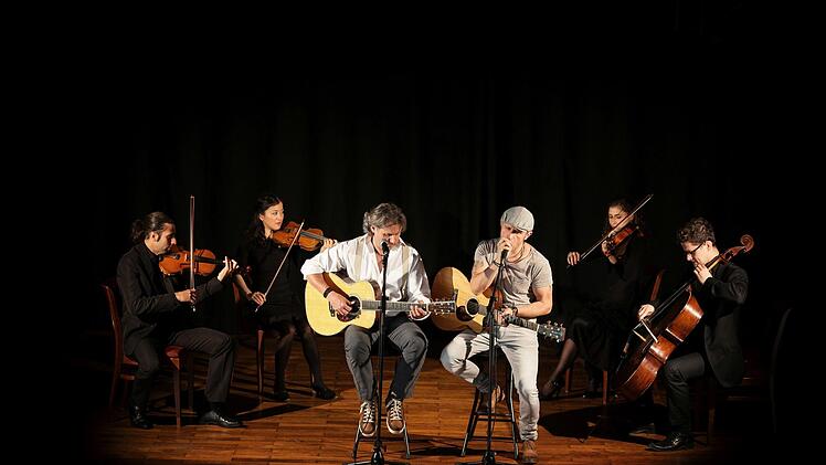 Das Duo Graceland kombiniert die Hits von Simon & Garfunkel eindrucksvoll mit klassischer Musik. Foto: Wacker & Gary GbR