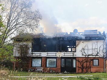 Wohnhaus durch Flammen zerstört