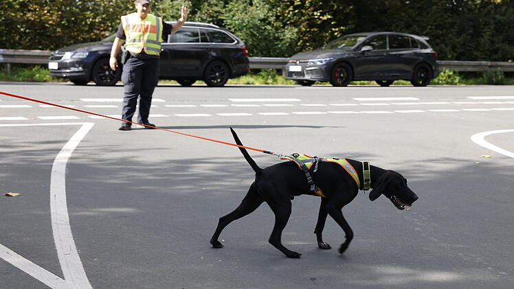 Erlangen: Bewaffneter &Uuml;berfall auf Lottogesch&auml;ft - Polizeihubschrauber und Hundestaffel im Einsatz