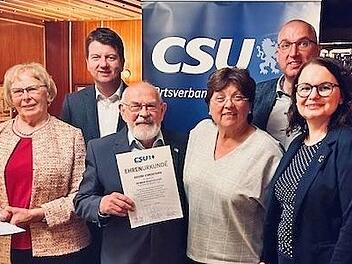 Der Bad Bockleter Kreisverband ehrte (von links) Ingrid Schuck (35 Jahre), Georg Christoph (60 Jahre) und Margrit Kleinhenz (30 Jahre). Hinten (von links) Sandro Kirchner (Kreisvorsitzender und Staatssekretär im Bayerischen Landtag), Andreas Sandw...