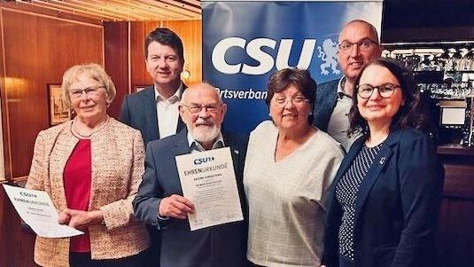 Der Bad Bockleter Kreisverband ehrte (von links) Ingrid Schuck (35 Jahre), Georg Christoph (60 Jahre) und Margrit Kleinhenz (30 Jahre). Hinten (von links) Sandro Kirchner (Kreisvorsitzender und Staatssekretär im Bayerischen Landtag), Andreas Sandw...