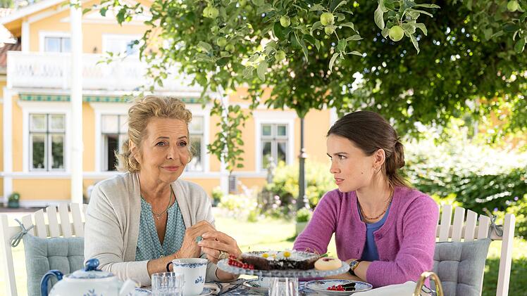 Alma (Michaela May, links) m&ouml;chte ihrer Enkelin Nora (Zoe Moore) gerne helfen.