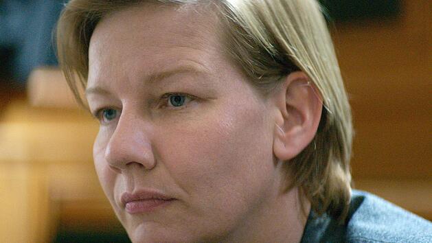 Was hat Sandra (Sandra H&uuml;ller) mit dem Todessturz ihres Ehemannes zu tun?