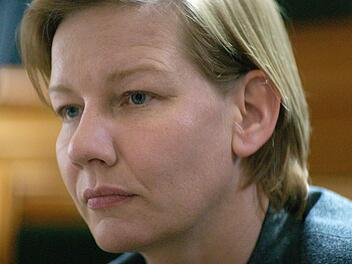 Was hat Sandra (Sandra H&uuml;ller) mit dem Todessturz ihres Ehemannes zu tun?