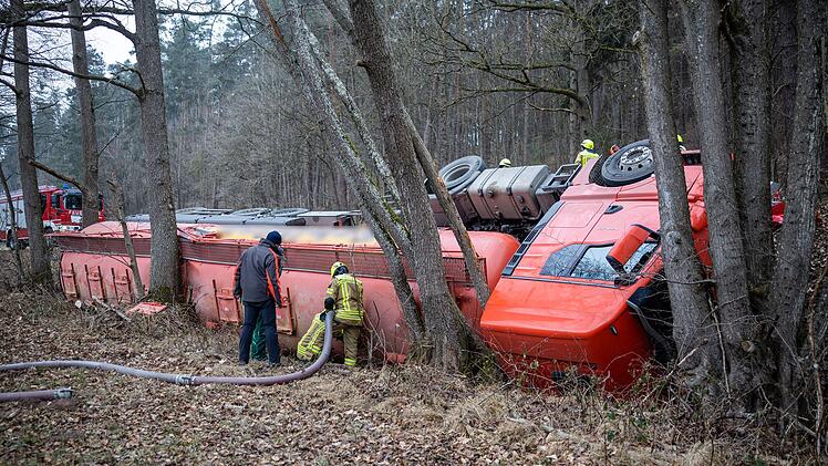 Lastwagen mit 24 Tonnen Futtermittel st&uuml;rzt in Bach