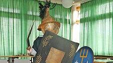Ein Gladiator mit zwei Schilden.