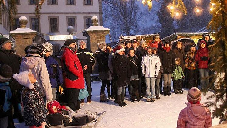 Der Schlosshof von Kirchlauter bietet für den Weihnachtsmarkt eine idyllische Kulisse. Fotos: Günther Geiling