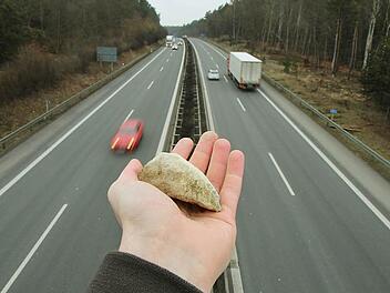 Ein Stein wie dieser kann sich zu einem richtigen Geschoss entwickeln, wenn er von der Brücke geworfen wird. Symbolfoto: Michael Gründel
