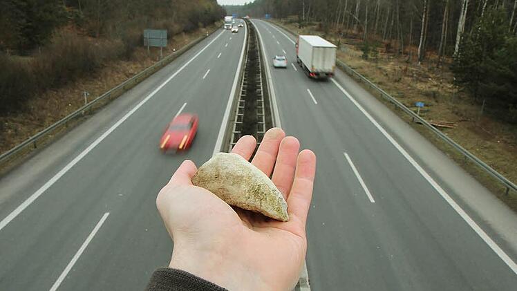 Ein Stein wie dieser kann sich zu einem richtigen Geschoss entwickeln, wenn er von der Brücke geworfen wird. Symbolfoto: Michael Gründel