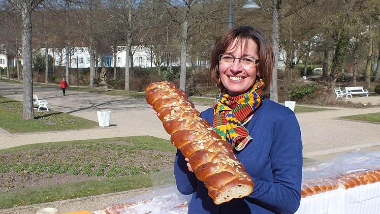 Rund 1400 Euro sind bei der Osterbrot-Aktion in Bad Bocklet zusammengekommen. Karin Gabel vom Organisationsteam präsentiert einen Teil des 25 Meter langen Gebäcks. Foto: Björn Hein