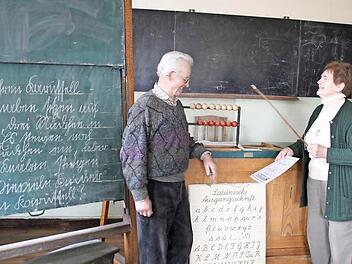 Lisbeth und Karl Haßold haben in der Alten Schule von Mönchsondheim die Schulbank gedrückt. Und zumindest Karl hat dann und wann die Rute des Lehrers gespürt.