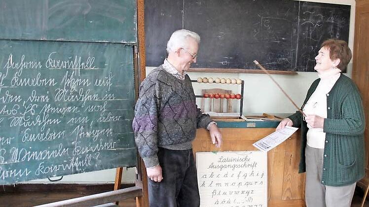 Lisbeth und Karl Haßold haben in der Alten Schule von Mönchsondheim die Schulbank gedrückt. Und zumindest Karl hat dann und wann die Rute des Lehrers gespürt.