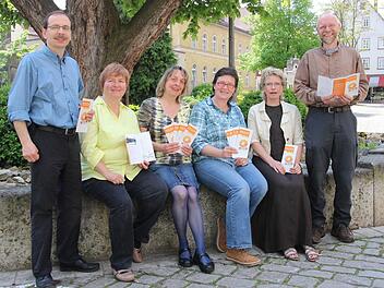 Druckfrisch: Der Flyer des Arbeitskreises Solidarität Kitzingen. Fritz Zeltner, Birgit Brückner, Katrin Anger, Anke Reinauer-Fackler, Petra Hösch und Jürgen Fuchs