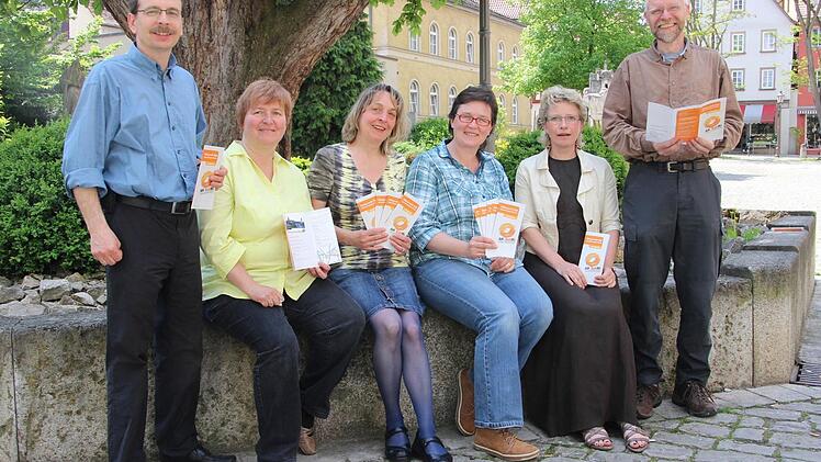 Druckfrisch: Der Flyer des Arbeitskreises Solidarität Kitzingen. Fritz Zeltner, Birgit Brückner, Katrin Anger, Anke Reinauer-Fackler, Petra Hösch und Jürgen Fuchs