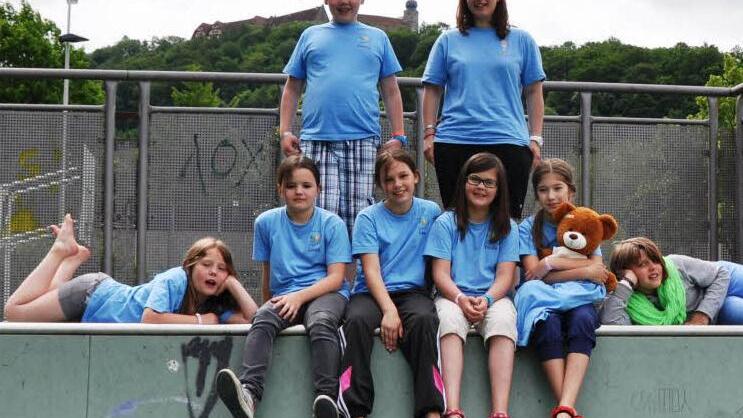 Die glaan Rettungs(b)engela vertraten den Kreisverband Kronach: Stehend Pascal Ströhlein, Leiterin Katharina Wunder, unten (von links): Marie Schneider, Luisa Förtsch, Lara Simon, Paula Smettane, Marie Sesselmann, Lea-Sophie Schnabrich.