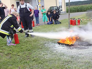 Wie ein ganz normaler Feuerlöscher funktioniert, durften die Besucher der Freiwilligen Feuerwehr Uehlfeld selbst ausprobieren.  Fotos: Sonja Werner