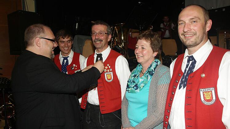 Alexander Kneuer (l.) für den NBMB und Vorsitzender Matthias Dees (2. v. l.) zeichneten Joachim Bauer, Renate Bauer und Thomas Haut aus.